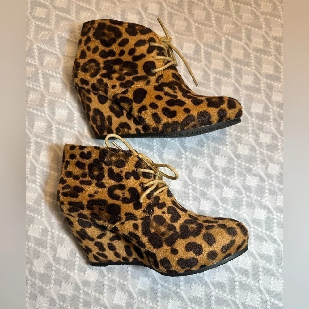 Bella Marie Leopard Suede Wedges, Women’s Size 6